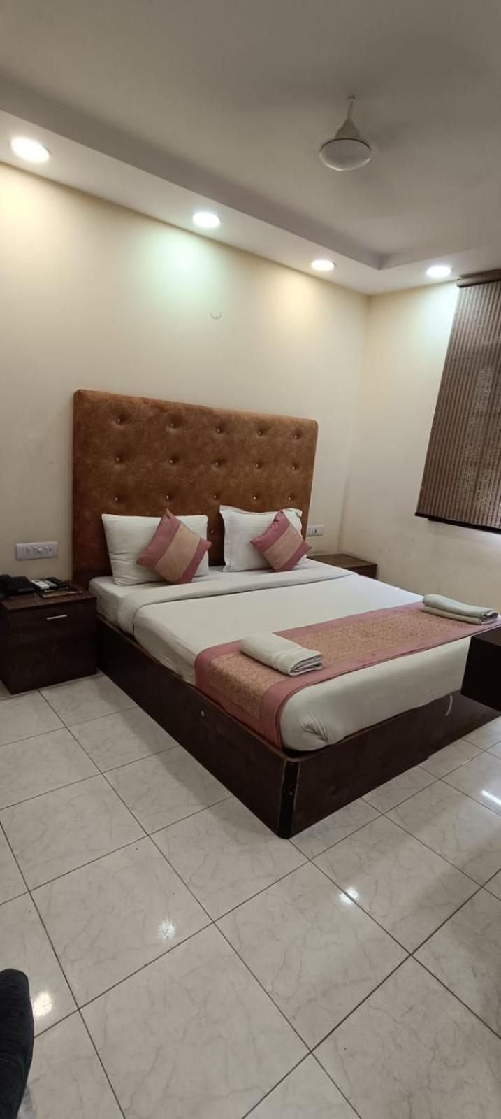 Hotel Singh Continetal Delhi  Exteriör bild